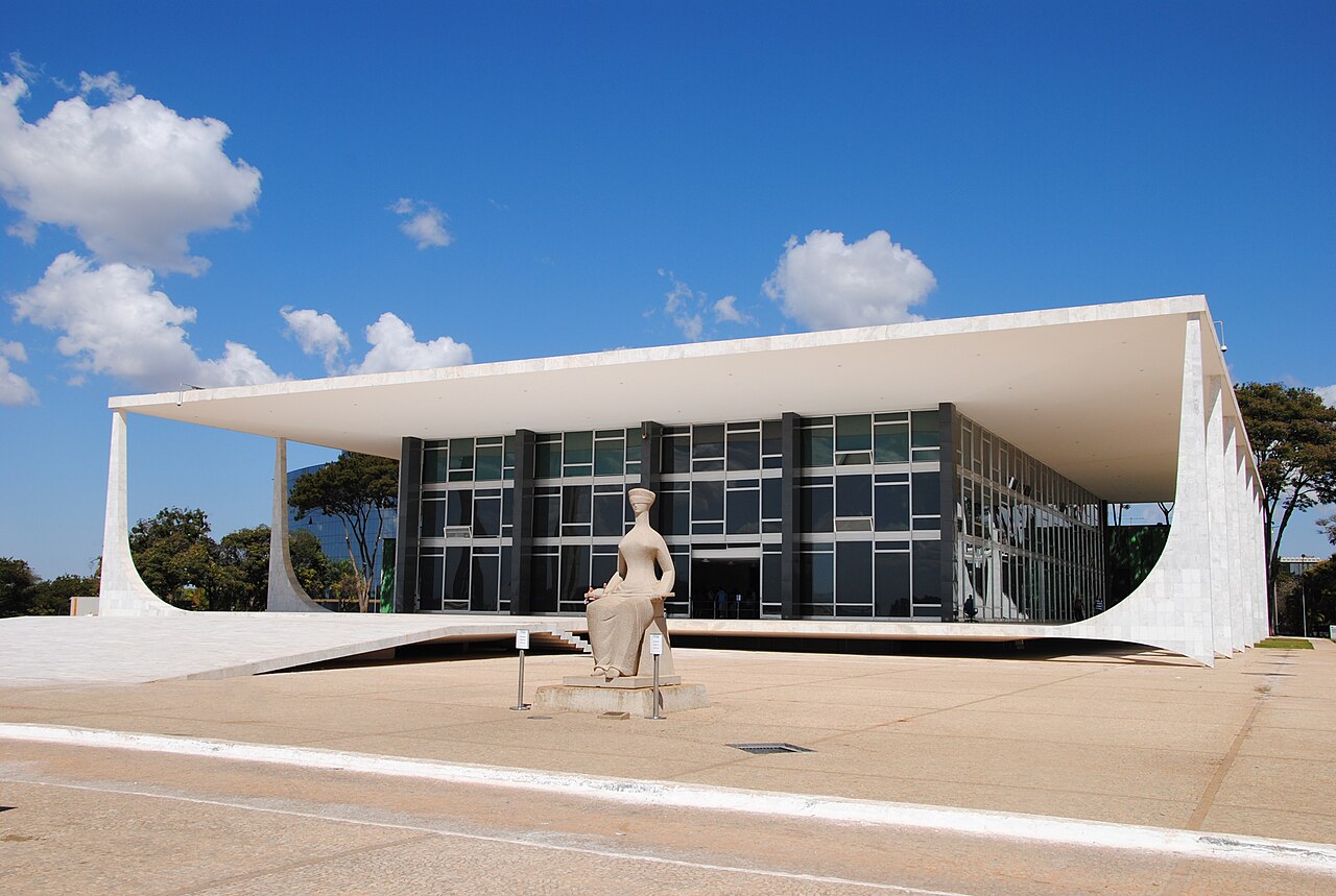 As remessas de mercadorias entre estabelecimentos da mesma empresa e o direito de manter os créditos de ICMS no Estado de origem