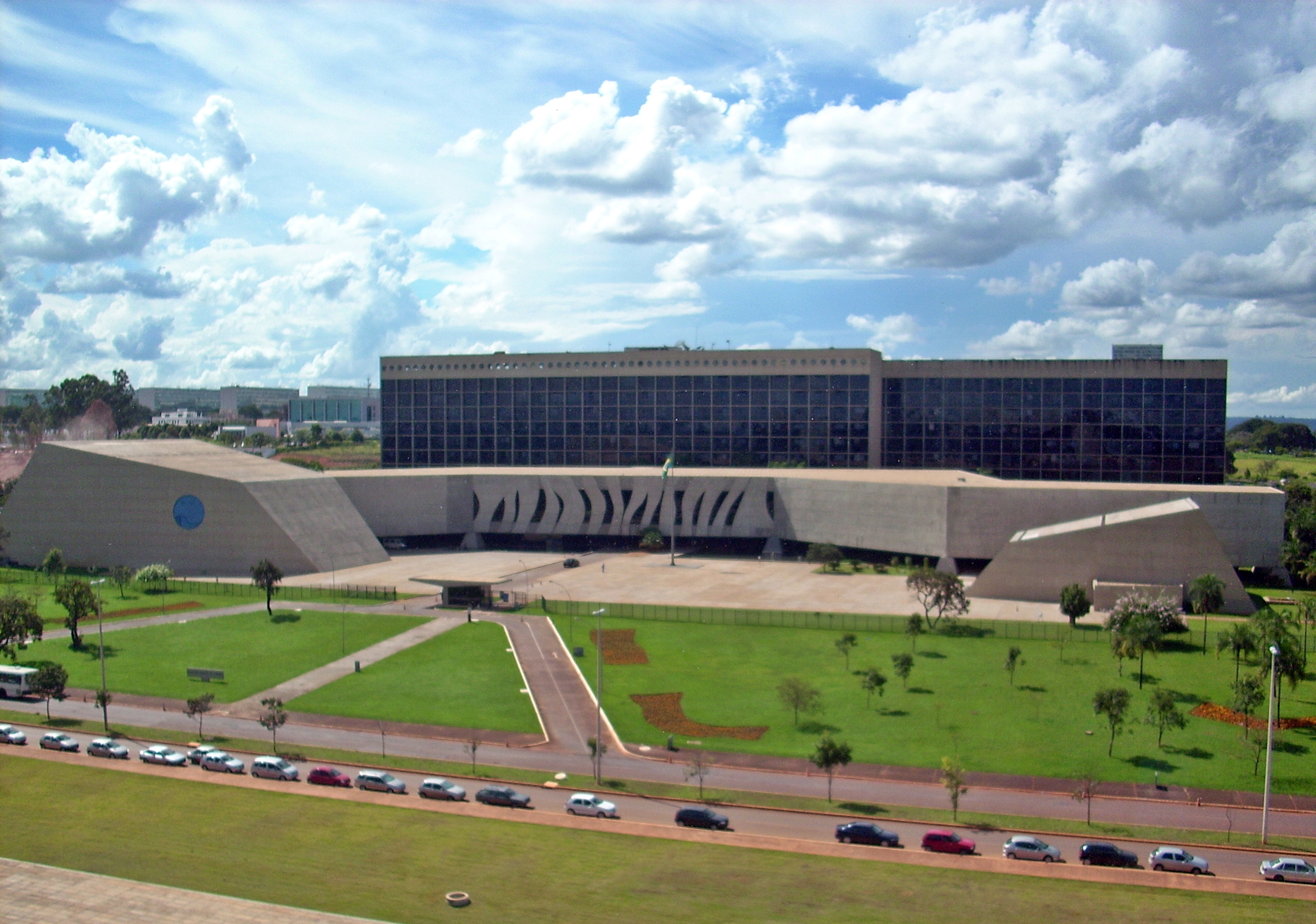 Escassez de mão de obra e sobrecarga de horas extras: o impacto tributário que pode gerar economia